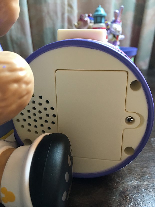 電池を入れるところはネジ式です。
ミリドライバーが最適です。