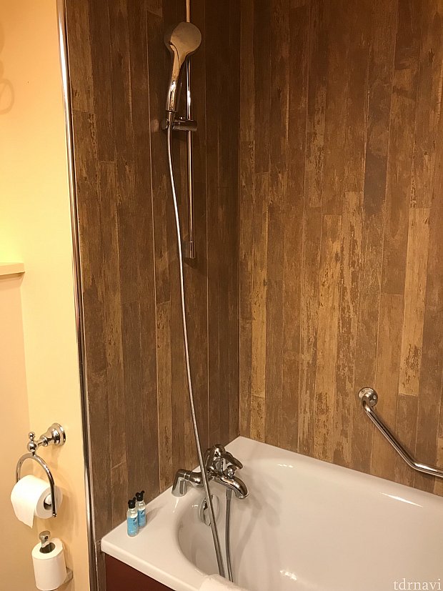 可動式シャワーが嬉しい。水圧は弱め。水捌けは良好。