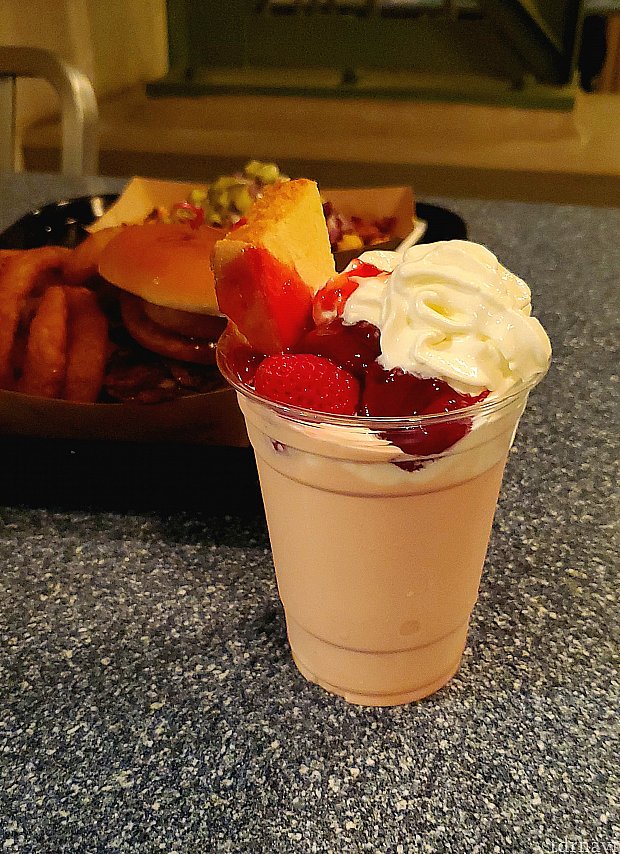 ボリュームバーガーと山盛りポテト、その上シェイクがめちゃウマです