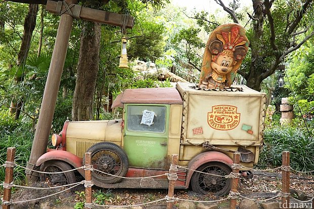 看板の対面には発掘品を運んだトラックが!
ココも記念撮影にお勧めのスポットですよ♪