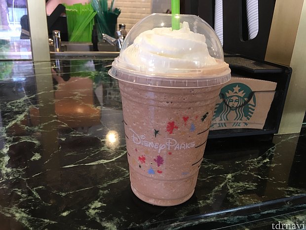 私はヘーゼルナッツモカフラペチーノを注文。日本円で750円ぐらいでした…サイズを考えると2、3割高い感じでしょうか