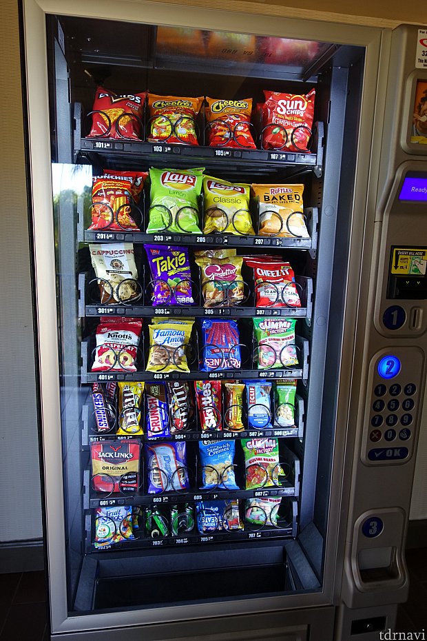 自動販売機にはスナックも。