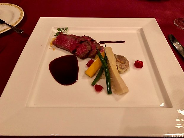 ガリオン3品目。
黒毛和牛のロースト。
お肉は柔らかく絶品です!