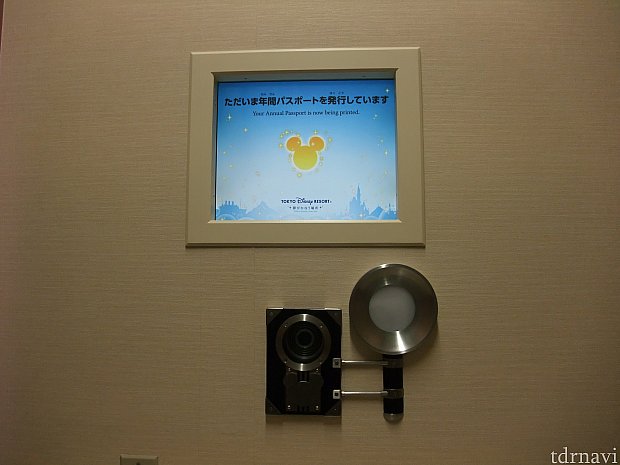 そしてキャストさんの指示の下、撮影の際はモニターに映し出される顔の位置等は、枠に入るように調整していただき何枚か顔写真を撮影します。
気に入らず写真を撮り直す際は削除され、新たな写真になりますので証明写真機のようにどれがいいか見比べができません!?
撮影後は、年間パスポートの仕上がりがどういう感じなのかプレビューで表示されます。
その後、発行されるまで数分待ちます!