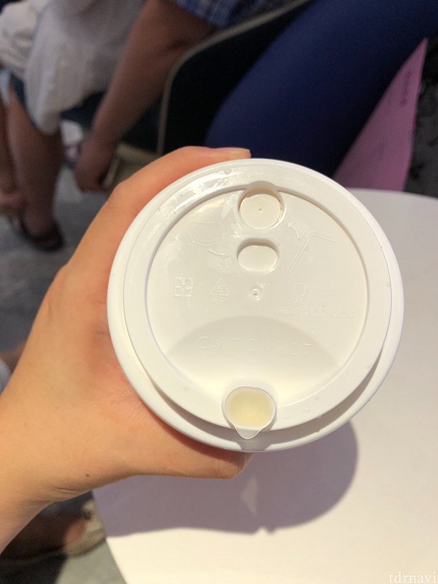 手前の小さいフタを開けると、チーズクリームだけを飲めます。
奥の穴にストローをさします。