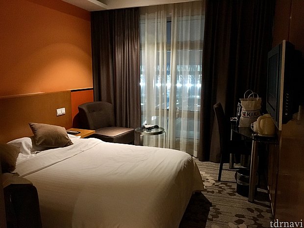 お部屋はこんな感じです。スーツケースは余裕で広げられます。二泊目は同じ値段・条件の部屋でしたが、間取りがもっと広い部屋でした。