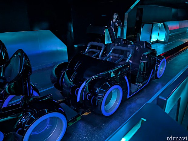 ディズニーパーク最速コースターは気分爽快 | トロン・ライトサイクル