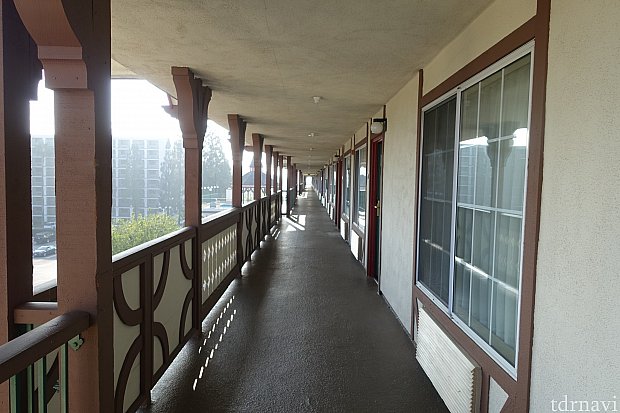 こんな感じの廊下にお部屋があります。