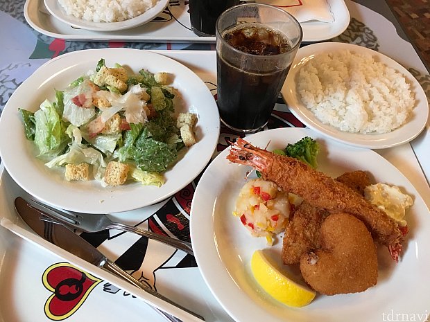 私はシーフードフライとライス、アイスコーヒーを。シーザーサラダはうちの相方と2人で1つ食べました。うちの相方はアントレがフランクステーキで後は同一。2人で4500円でした。