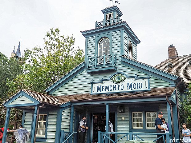こちらがホーンテッドマンションのショップ、MementoMoriです。