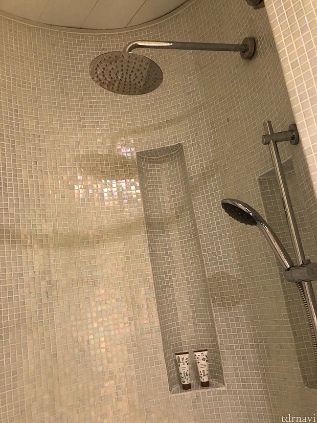 シャワールームはカーテンがあるのでトイレに水が飛ばないようになっています♪