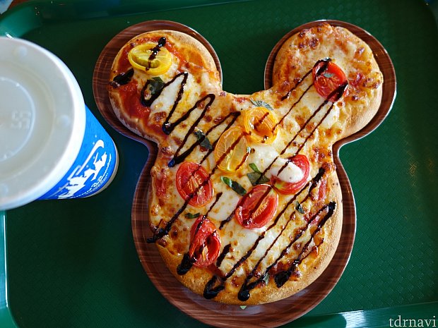 ディズニー　ピザプラネットトレイ1枚　ミルキートレイ2枚　ミッキープレート2枚 ミッキーピザと豚骨ラーメン食べました！ ピノキオ・ヴィレッジ