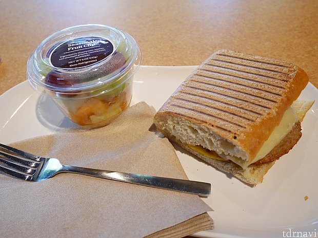 フルーツカップとホットサンドで朝食!