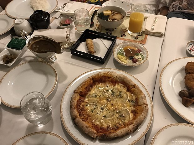 どーんと並べられた料理の数々。どれもボリューム◎。