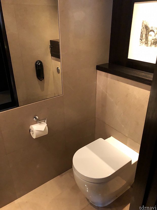 トイレは個室で、シャワールームとは別。
