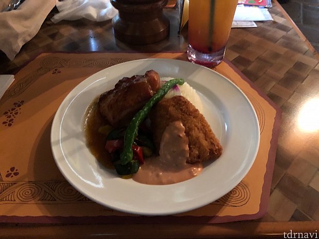 メインディッシュです。
この日はチキンとフィッシュのフライでした。