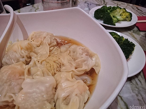 ワンタン麺とブロッコリー。量が多い…。
