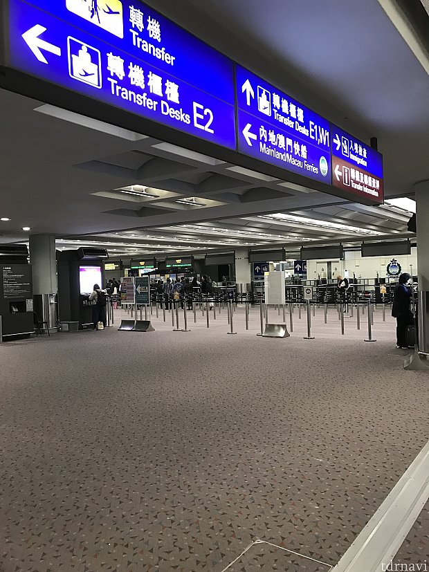 香港の入国審査前です。
(この先は撮影出来ないので)
この広場のところに待合用の椅子があったのをご存知でしたか?
