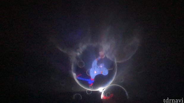 ショー開始。
噴水に投影される部分が大半ですので、風向きによってはガッツリ濡れます!
タオルやレインの準備を忘れずに!