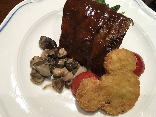 可食部が少なそうなポークリブをメインにし、