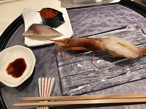 エビは頭と尻尾付きでとってもジューシーです(^o^)
