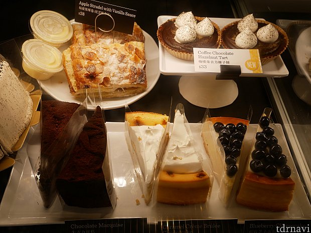 カウンター横には軽食も