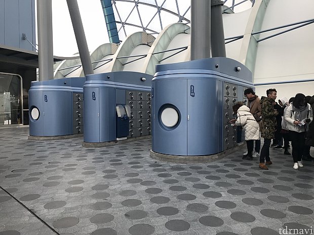 ロッカーの様子。ATMのような機械がロッカー1台にひとつ付いているので、そこでパスコードの登録・レシートの発行を行います。
