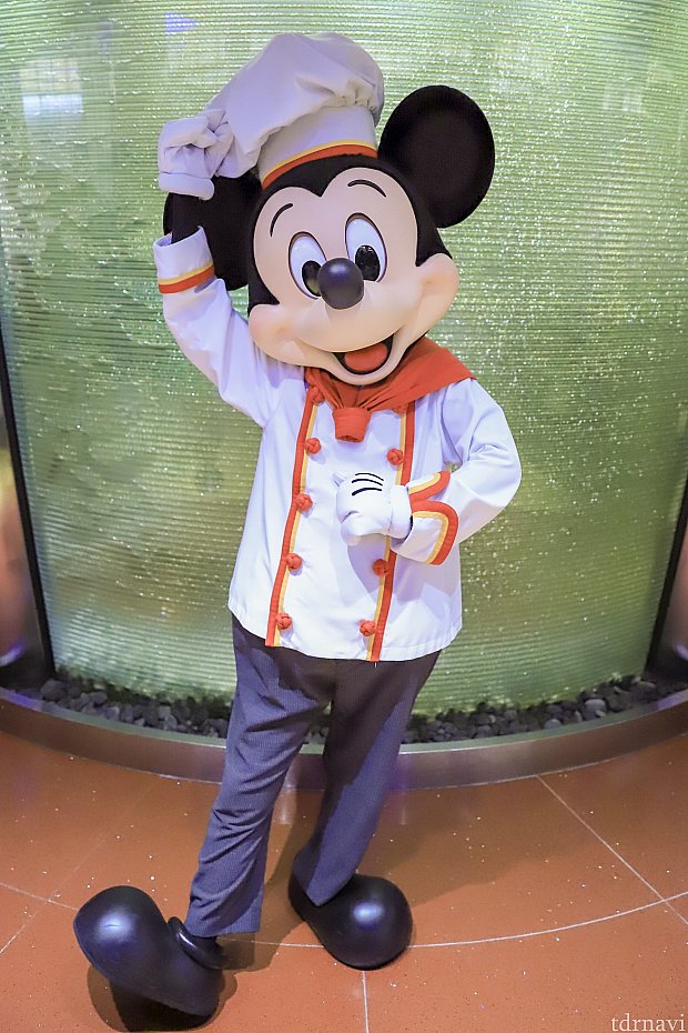ディナータイムの場合、ミッキーは土日祝と祝前日にのみ登場します。