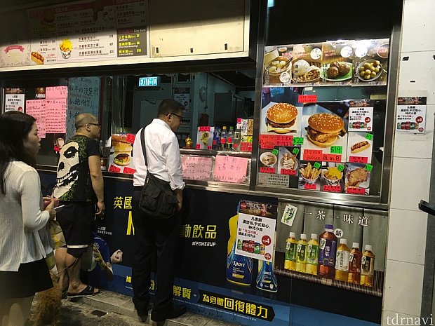 バーガーや香港ならではのスナックを扱っています。地元の人たちがたくさん来ていました。営業は昼〜深夜にかけてです。