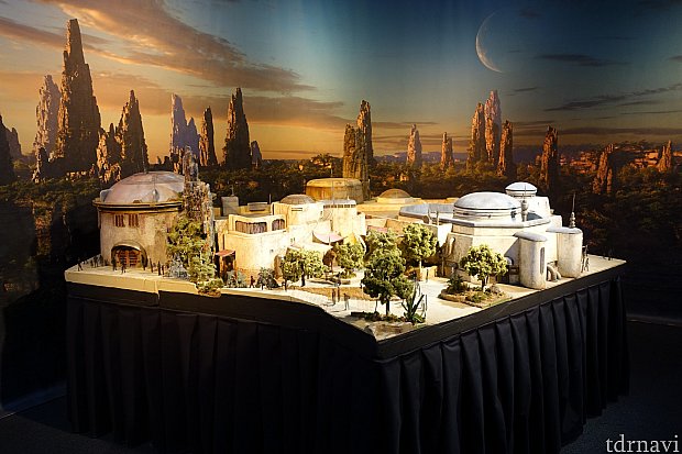 新エリア「スター・ウォーズ:ギャラクシーズ・エッジ」の模型は一部分だけ。