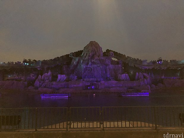 ちょっと写真が暗いですが、鑑賞エリアからの写真です。
センターではありますが、あまり意味が無いかも…
(センターからの写真が良い!って人はぜひコチラへ)