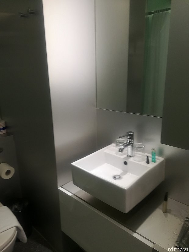 洗面台…水の勢いありすぎてすでに水が飛び散ったあとの写真です(;´∀`)