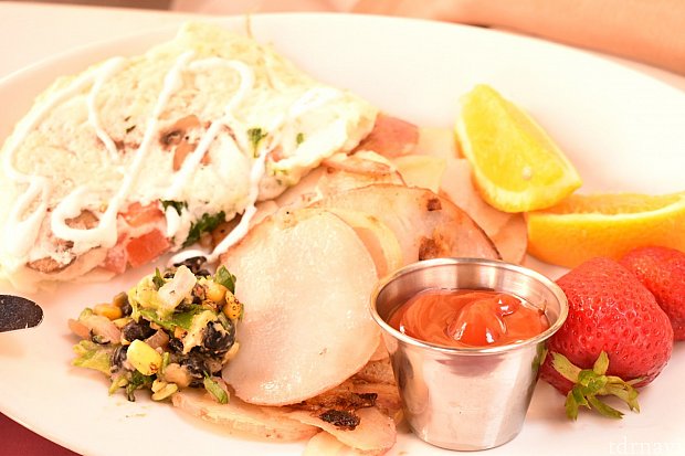 Ham and Cheese Omelet $11.00 野菜たっぷり!優しいお味で、朝食にぴったりです♪