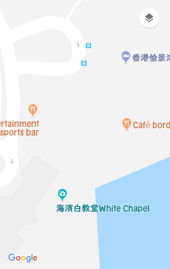 スポーツバーの近くにはカフェと、教会の向かいにはレストランもあります。