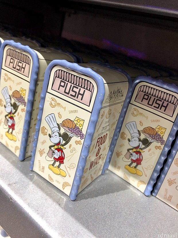 ディズニーパークのトラッシュカンの形をした塩胡椒入れ。$9.99