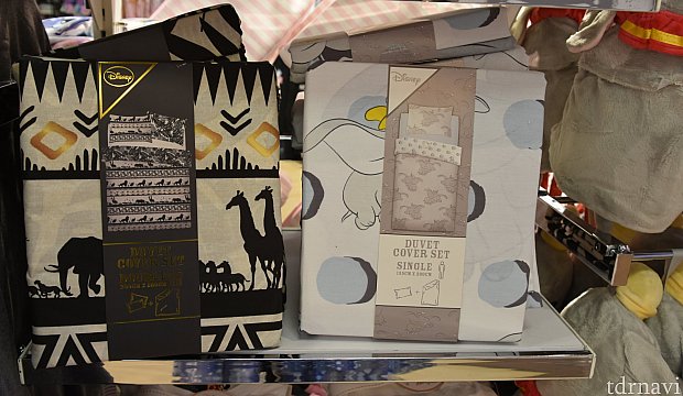 ライオンキング 枕(2枚)とダブルサイズ布団カバーセット 20€
ダンボ 枕とシングル布団カバーセット 17€
どちらもリバーシブルとのこと