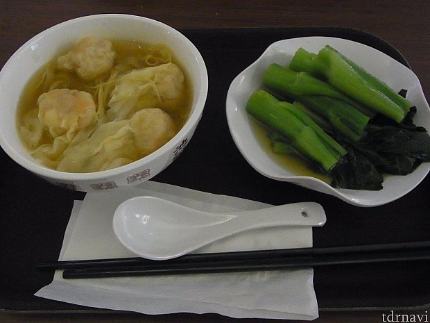 こちらは同行者(母)が頼んだ海老ワンタン麺と青菜?です。
こちらも両方美味しかったです♪