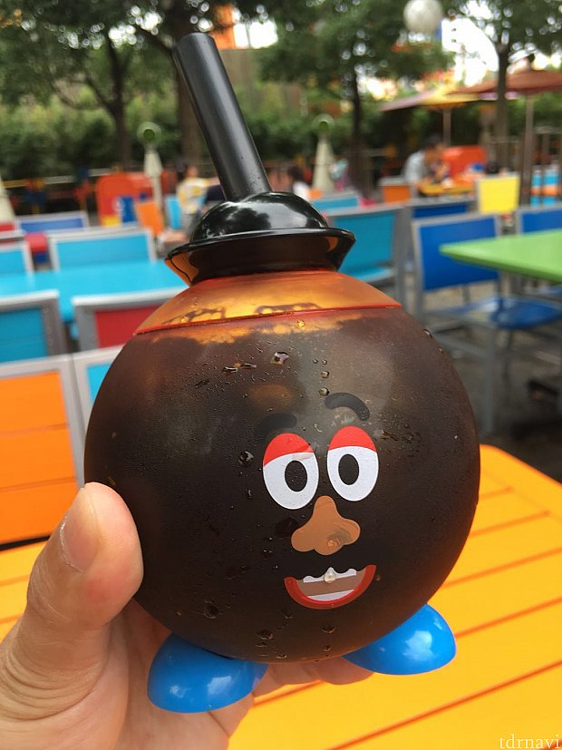 スーベニアカップの中はペプスコーラです。