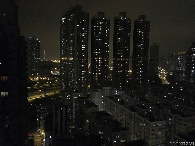 25階だったので夜景はこんな感じで、