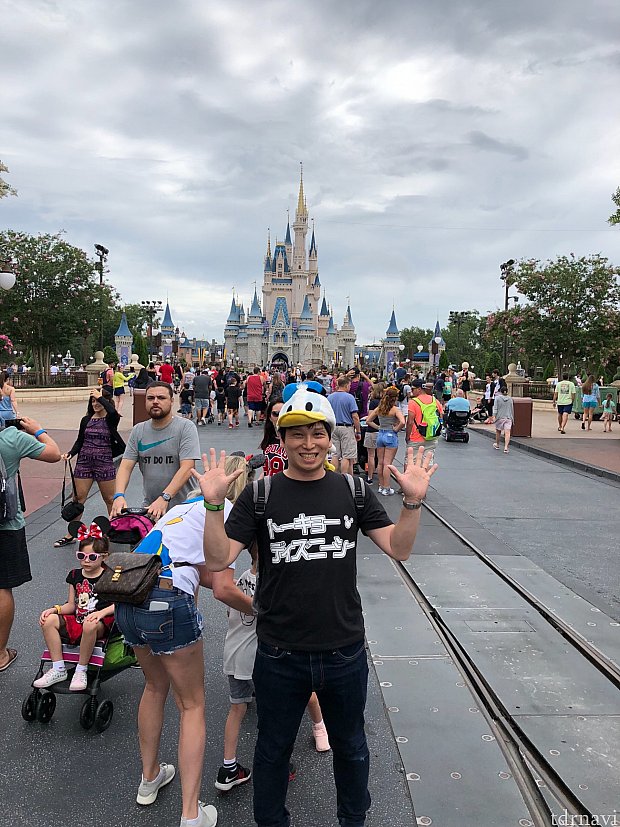 マジックキングダムではお城をバックに撮影できます。
(この通りだけで3人のカメラマンがいました)