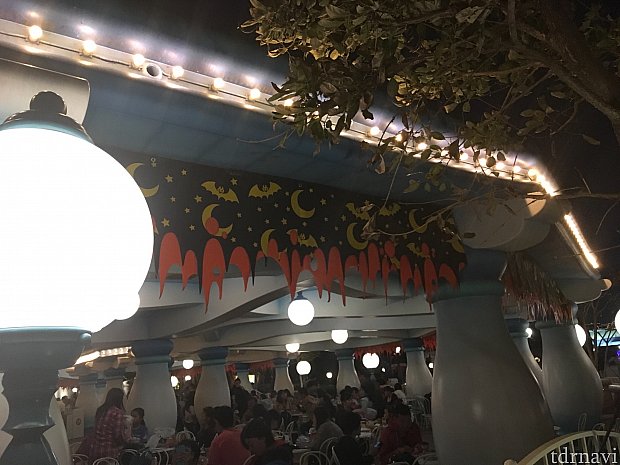 夜で恐縮ですが、飲食できるスペース。オープンスペースなので、これから夜はしんどくなりそう…