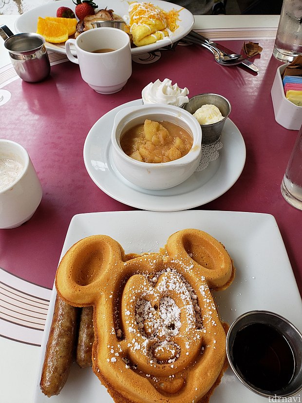 モチモチのミッキーワッフル！ カーネーション・カフェ（カリフォルニア）