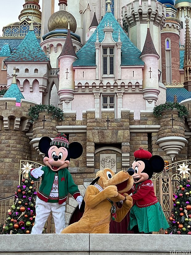 サンタ・グーフィーが可愛い！クリスマス限定約10分の城前ショー（香港）