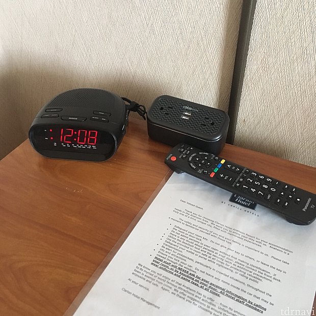 枕元のテーブル(時計、コンセント×2、USB×2)