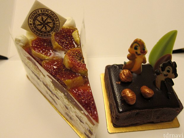 「Disney Explorers Lodge」と書かれたチョコプレートが載ったFig Cream Cake(イチジククリームケーキ)と、チップ&デールのアーモンドチョコレートタルト。