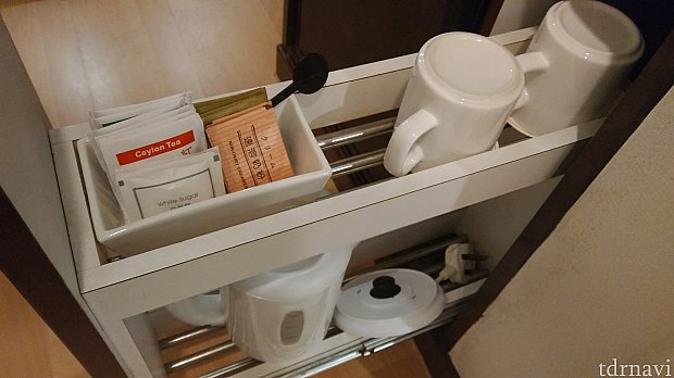 冷蔵庫の脇には引き出し式の隙間収納。