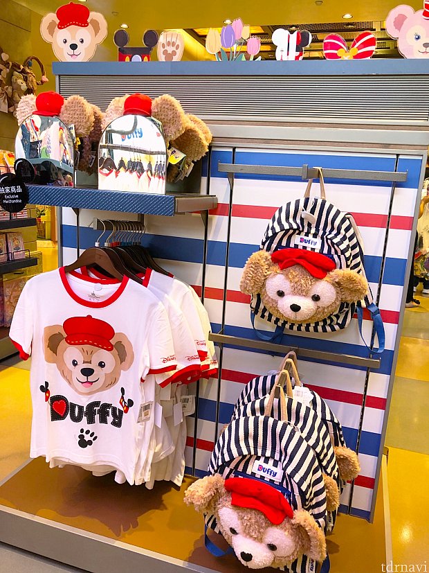 赤い帽子が可愛いダッフィー♡リュック 319元、カチューシャ 155元、Tシャツ(大人用) 169元
