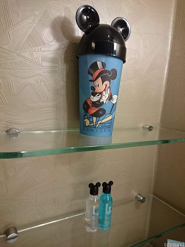 バスルームにおいてあるアメニティ。
紙コップとミッキーの蓋の中に、更に紙コップが入っていています。その中に、体用せっけんや歯ブラシなどのアメニティが。
下のボトルは、バスジェルとシャンプーリンスです。
H2Oのですね。