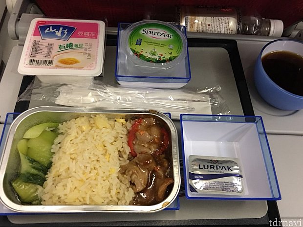 カツカレーを食べたけど機内食も完食しました。