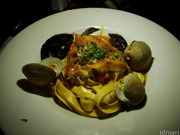 【Seafood Pasta】
中央にドーンと魚が乗ってます。このブラッケンドフィッシュというバターで魚の表面に焦げ色をつけた料理は、ニューオーリンズの代表的な料理らしいです!
たっぷりのエビや貝、ザリガニまで入っており、シーフードパスタとしてはかなり贅沢!
私は好きでしたが、スパイシーなソースなので辛いもの苦手な人は注意⚠